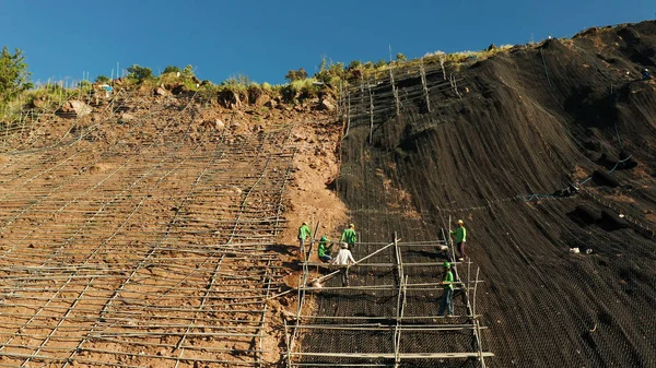 Rede de proteção Rockfall, malha de arame de segurança nas montanhas — Fotografia de Stock