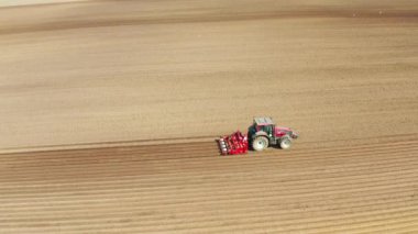 Çiftlik arazisinde diski olan traktör.