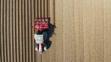 Çiftlik arazisinde diski olan traktör.