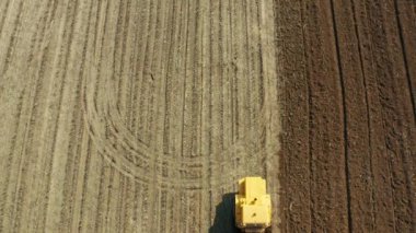 Çiftlik arazisinde diski olan traktör.
