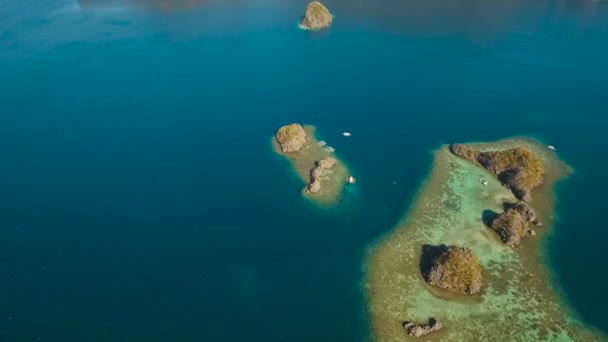 Zeegezicht met eilanden in de lagune — Stockvideo
