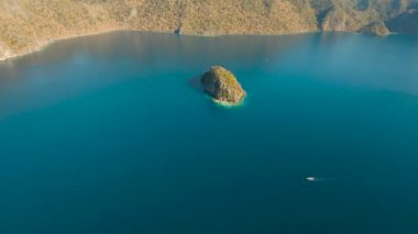 Göl kenarında adaları olan deniz burnu