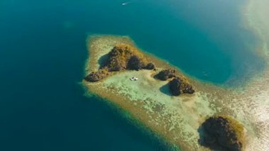 Göl kenarında adaları olan deniz burnu
