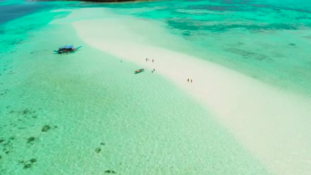 Homokos strand a lagúnában türkiz vízzel. Balabac, Palawan, Fülöp-szigetek. — Stock videók