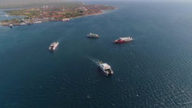 Gilimanuk limanında deniz yolcusu feribotu. Bali Endonezya.