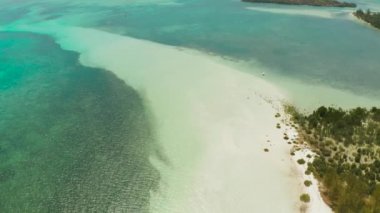 Kumlu bir tropik ada. Balabac, Palawan, Filipinler.