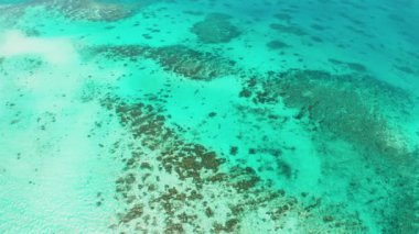 Gölde şeffaf mavi deniz suyu.