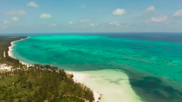 Тропический остров с песчаным пляжем. Балабак, Палаван, Филиппины. — стоковое видео