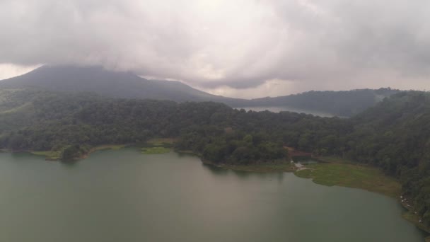 Lago en las montañas Bali, Indonesia — Vídeos de Stock