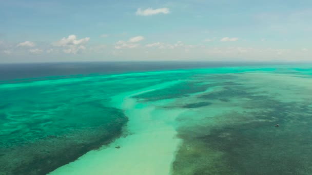 Trópusi táj lagúnákkal és kék égbolttal. Balabac, Palawan, Fülöp-szigetek. — Stock videók