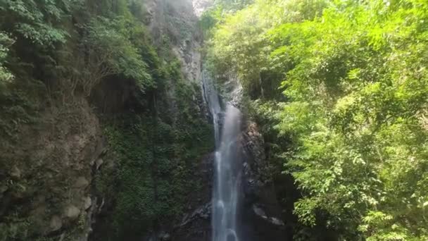 Schöner tropischer Wasserfall. — Stockvideo