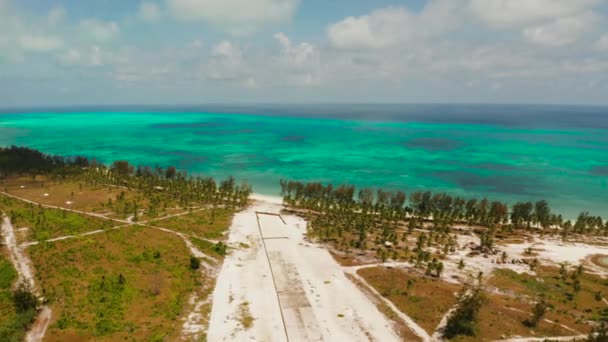 Строительство аэропорта на тропическом острове. — стоковое видео