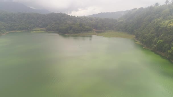 인도네시아 발리의 산악 지대에 있는 호수 — 비디오
