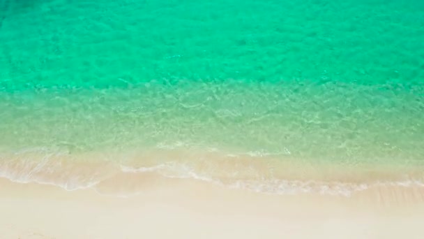 Playa tropical y mar azul con olas. — Vídeo de stock