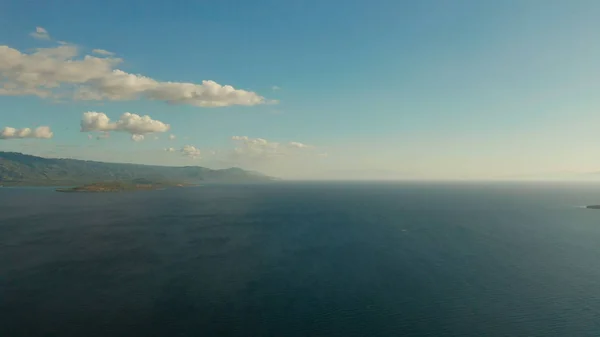 Paisaje marino, isla y cielo con nubes, Cebú, Filipinas. — Foto de Stock