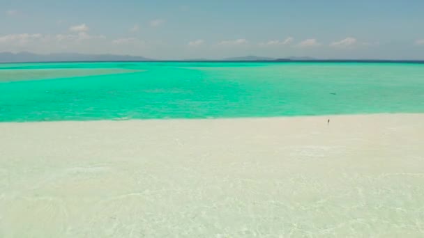 Tropikalna plaża i błękitne morze z falami. — Wideo stockowe