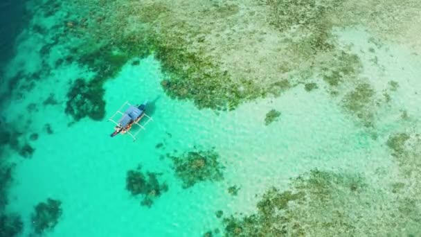 Transparent blått havsvatten i lagunen. — Stockvideo