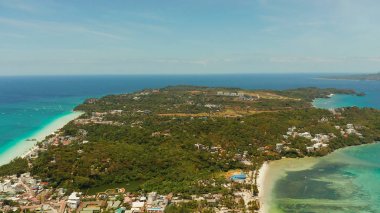 Kumlu plajı olan tropik bir ada, Boracay, Filipinler