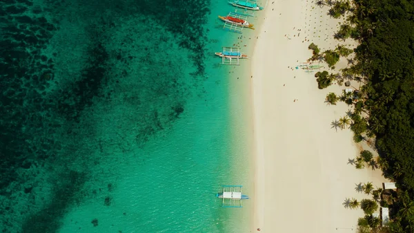 Tropical beach and blue lagoon. — Stock Photo, Image