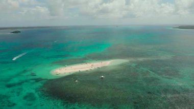 Kumlu bir tropik ada. Çıplak Ada, Siargao