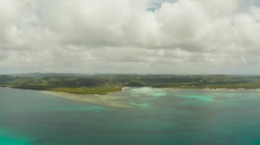 Denizden Siargao ada görünümü, Filipinler.