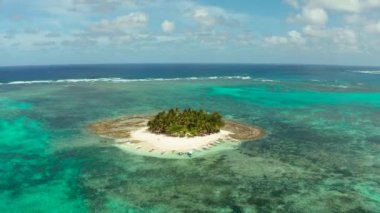 Kumlu plajı ve turistleri olan tropik Guyam Adası.