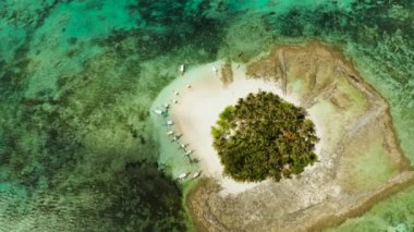 Kumlu plajı ve turistleri olan tropik Guyam Adası.