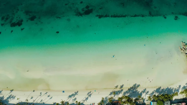 Tropisk strand och blått klart hav — Stockfoto