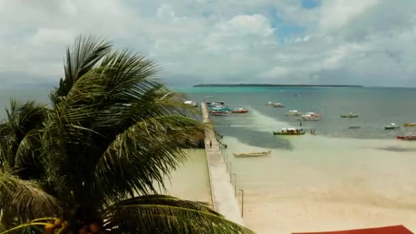 Quai avec des bateaux dans la mer, vue aérienne. Général Luna, île de Siargao.