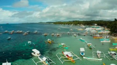Plajdaki turist tekneleri. General Luna, Siargao adası..