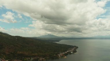 Dağlar ve göl ile tropikal manzara.