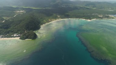 Plaj ve deniz manzaralı bir deniz manzarası. Filipinler, Luzon.