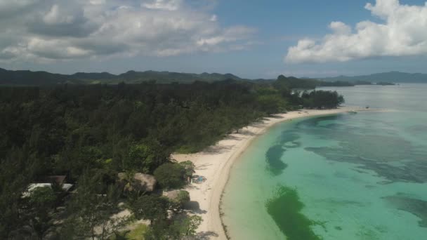 Plaj ve deniz manzaralı bir deniz manzarası. Filipinler, Luzon. — Stok video