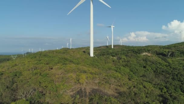 有风车的太阳能农场。菲律宾，吕宋 — 图库视频影像