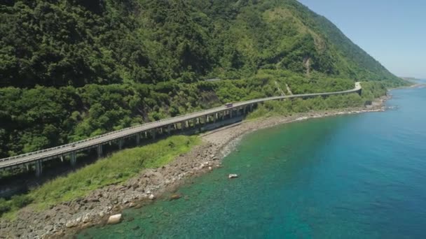 Autopista en el viaducto junto al mar. Filipinas, Luzón — Vídeos de Stock