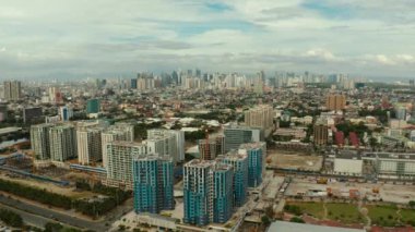 Manila şehri, modern binalarla Filipinler 'in başkenti. hava görünümü.