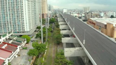 Manila 'da otoyol ve demiryolu kavşağı.