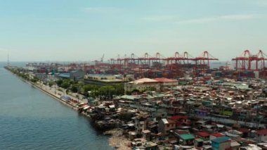 Sanayi limanı konteynırları, Manila, Filipinler.