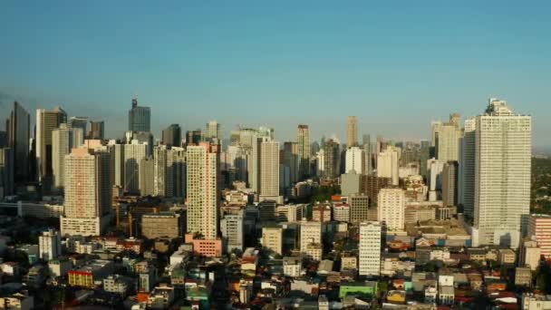Місто Маніла, столиця Філіппін з сучасними будівлями. Повітряний вид. — стокове відео