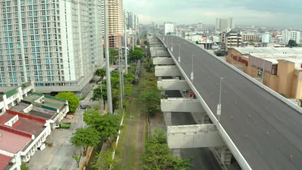 Intercambio con autopista y ferrocarril en manila . — Vídeos de Stock