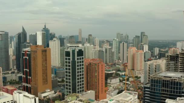 Staden Manila, Filippinernas huvudstad med moderna byggnader. Flygbild. — Stockvideo