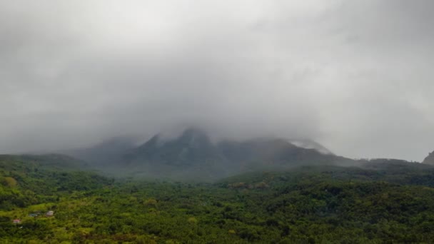 Bulutlu havalarda dağlar, Timelapse. Filipinler, Camiguin. — Stok video