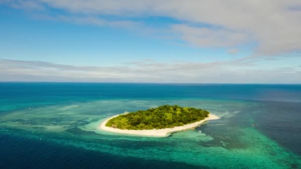 Time lapse: tropisch eiland met zandstrand. Mantigue Island, Filippijnen — Stockvideo