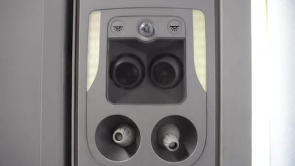 飛行機内のコンディショナーのオーバーヘッドコンソール. — ストック動画