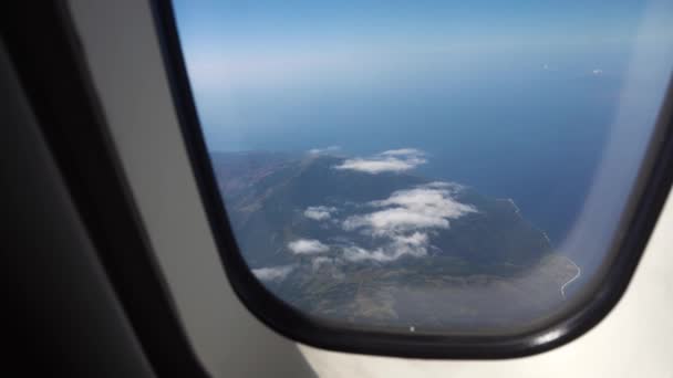 Blick aus einem Flugzeugfenster auf den Ozean. — Stockvideo