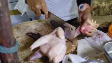 Kasap bıçakla tavuk doğrama