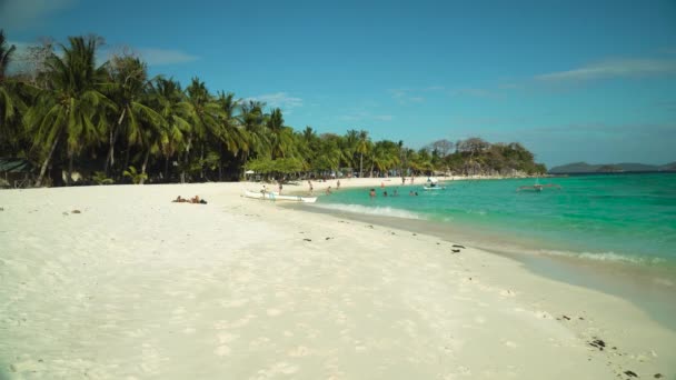Ilha Torpical com praia de areia branca . — Vídeo de Stock