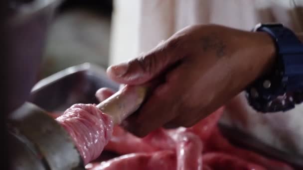 Travailleur fait des saucisses sur le marché — Video