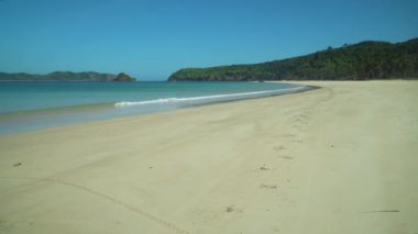 Beyaz kumlu tropik plaj.