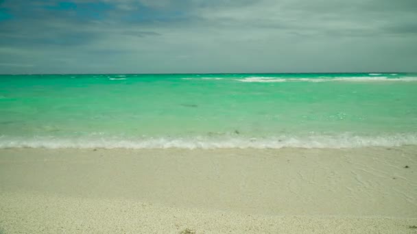 Spiaggia tropicale e mare blu, Filippine. — Video Stock